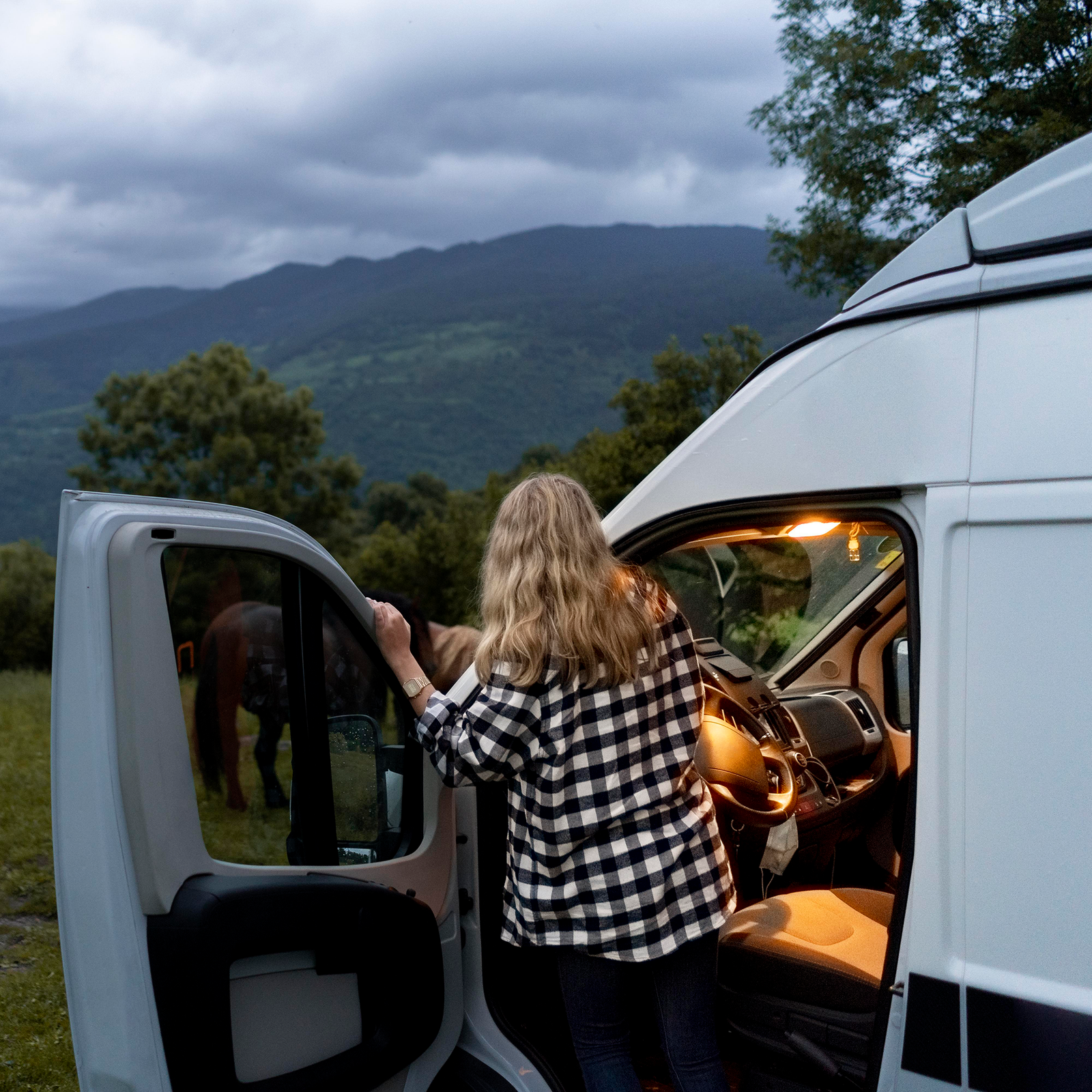 Your Comprehensive Guide to Flexible and Semi-Flexible Solar Panels