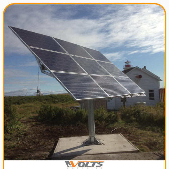 Off-grid solar panels with top-of-pole mounting system