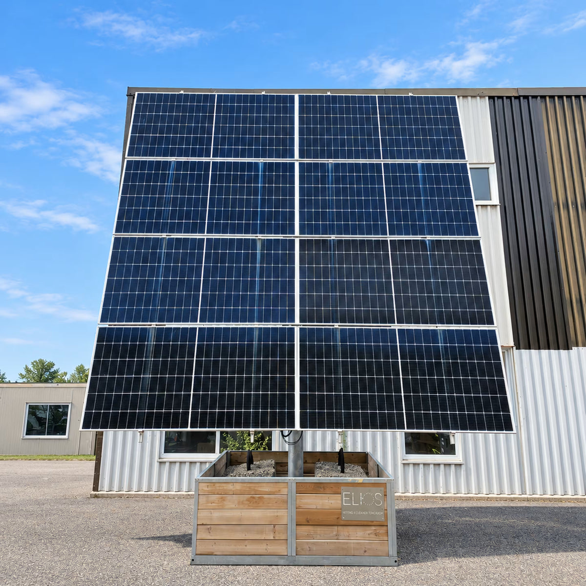 Fondation en enrochement « Elios Basket 8 » supportant un support solaire sur poteau « Arbora P8-C » équipé de huit panneaux solaires