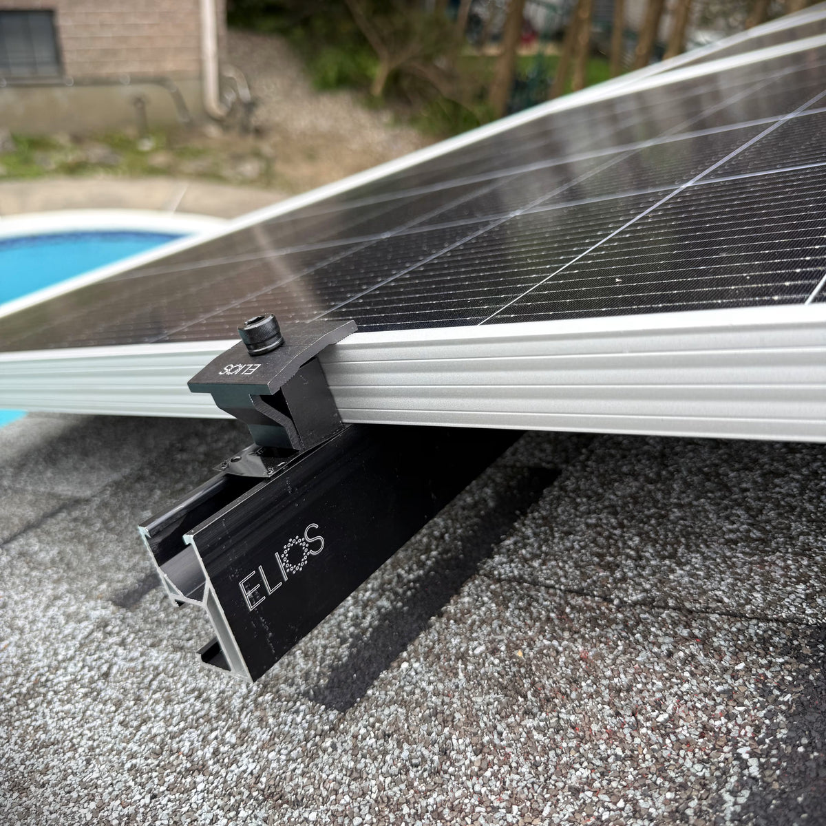 Pince universelle noire Elios pour panneau solaire, permettant de fixer un module photovoltaïque encadré à un rail de montage Elios
