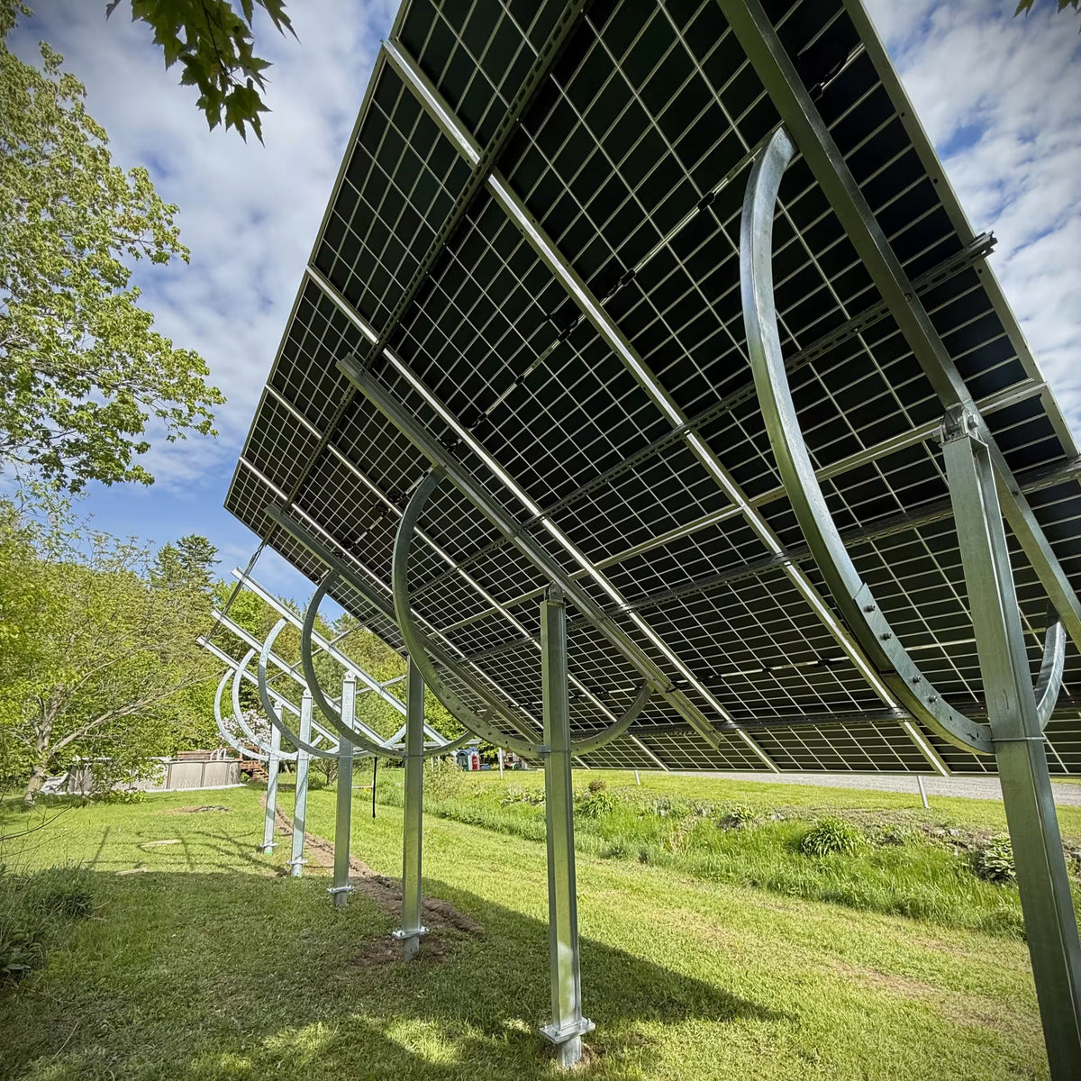 Système de montage au sol réglable Terra G10, équipé de panneaux solaires, installé dans un environnement résidentiel en extérieur