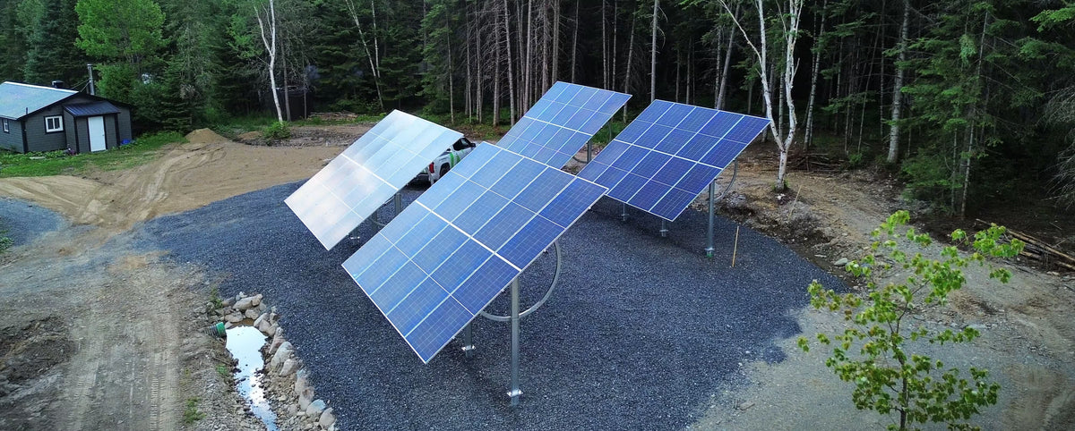 Système de montage au sol pour panneaux solaires hors réseau Terra G10 installé sur une propriété forestière en milieu rural