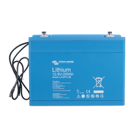 Vue de face de la batterie Victron Energy Smart LiFePO4, 12,8 V, 200 Ah, avec Bluetooth et câbles raccordés