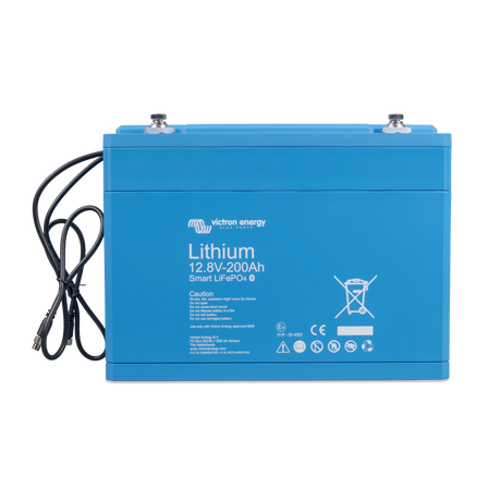 Vue de face de la batterie Victron Energy Smart LiFePO4, 12,8 V, 200 Ah, avec Bluetooth et câbles raccordés